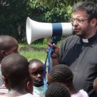 A veces el megáfono es un buen aliado del misionero en África... pero los viajes duros a sitios remotos no suelen faltar
