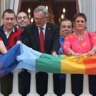 El alcalde Trias, de Barcelona, de CiU, cuelga con destacados líderes del lobby gay la bandera del lobby en el Ayuntamiento barcelonés