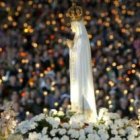 La Virgen de Fátima procesiona este sábado por la noche por Barcelona