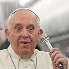 Francisco, cuando habla con periodistas en el avión, improvisa y se expresa con espontaneidad