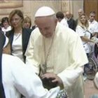 El Papa Francisco, junto a una religiosa, reza por un enfermo - pide vivir el presente con pasión