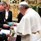 Que la conexión digital no implique desconexión personal, pide el Papa.