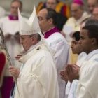 La misa del 1 de enero, con ornamentos azules en honor la Virgen, recuerda el sí de María