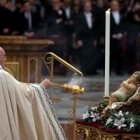 Francisco ante la imagen de Jesús Niño en el Te Deum de final de año