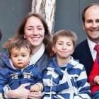 La familia Ureta, Javier, Susana y sus hijos... en el centro, con jersey a rayas, José Ignacio, cuyo corazón dejó de latir media hora