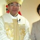 El obispo de Niigata con Sawako, que en el momento de la fotografía aun era técnica de Cáritas para la atención de desastres