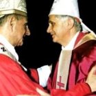 El Papa Pablo VI saluda a Joseph Ratzinger, entonces obispo de Munich