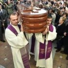 Varios sacerdotes llevaron a hombros el féretro del joven párroco fallecido en el accidente de Cieza