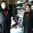 El hermano José Luis y el hermano Vicente, en la lavanderia de los Hermanos Misioneros de los Enfermos Pobres