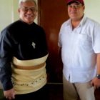 El arzobispo Soane Mafi de la isla de Tonga -a la izquierda, con un feligrés- una de las sorpresas cardenalicias