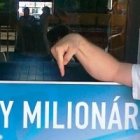 Denis Blaho, hoy profesor de inglés, señala un anuncio de loteria del Euromillón - con la fe, él se sabe ganador