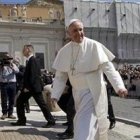 Un detalle del Papa Francisco en la audiencia al volver de saludar al pueblo congregado