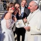 Una estampa divertida de Francisco con unos novios - por San Valentín se juntará con miles