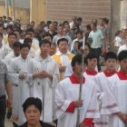 Católicos en procesión en la calle... la presión del Gobierno depende de las regiones, y se permiten actos de la Iglesia llamada patriótica
