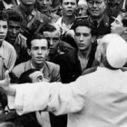 Pío XII el día de la liberación de Roma, mezclándose con el pueblo