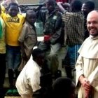 El carmelita Federico Trinchero con algunos de sus jóvenes refugiados