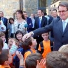 Artur Mas con unos escolares - las leyes de privilegios gay incluyen adoctrinamiento escolar obligatorio en ideología de género