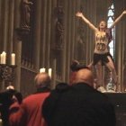 Más allá del vandalismo anticristiano, cabe preguntarse quién financia y utiliza a estas chicas de Femen