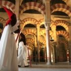 Como tantas otras iglesias, la catedral de Córdoba, antigua mezquita, ha celebrado los misterios de Semana Santa