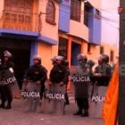 El párroco José Caselli Sandoval, cruz en mano, entre mineros manifestantes y policías en Islay, Cocachacra