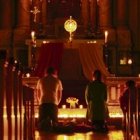 La noche puede animar a dar el paso, el gesto, de encender una vela ante el Señor expuesto y volver a los sacramentos