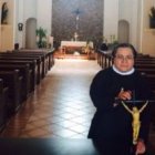 Una de las religiosas con el crucifijo indoportugués de marfil del siglo XVI o XVII que han vendido