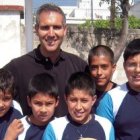 Alberto Ares, delegado de Acción Social de los jesuitas en España, con unos chavales