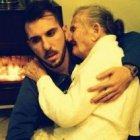 Giancarlo Murisciano tiene 28 años y sostiene en sus brazos a su abuela de 87, Antonia, enferma de Alzheimer