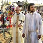 Jorge Mario Bergoglio, ya como obispo, con uno de los curas villeros, Pepe di Paola.