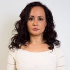 Tess tiene 50 años, lleva sin sonreír desde la adolescencia, admite ser vanidosa y estar orgullosa de su piel tersa