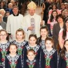 El arzobispo de Armagh acompaña a las chicas de Rise of the Roses -de rosa- y las religiosas implicadas