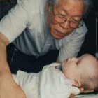 La caja -drop box- se abre y aparece un bebé, que ha dejado allí alguna madre asustada o desesperada, quizá abrumada por alguna enfermedad del niño...