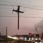 Un poste enganchado en otros se transformó en una imagen consoladora en medio del desastre.