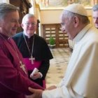 El Papa Francisco saluda a la delegación anglicana