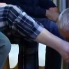 Francisco lavó los pies de seis hombres y seis mujeres, y el hijo de una de ellas.