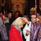 Miércoles de Ceniza en Córdoba con el obispo Demetrio - es en día laborable pero las iglesias se llenan con gente que a menudo no va a misa en domingo