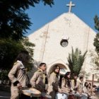 La cruz sobre la parroquia católica de Gaza, en un encuentro de scouts católicos antes de la guerra