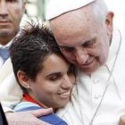 El Papa Francisco abraza a una mujer discapacitada durante un encuentro con jóvenes en el Largo Carlo Felice in Cagliari