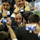 Francisco a su llegada al Aula Pablo VI