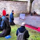 El bastón que llevaba la santa de Ávila, ante el lugar donde reposan dieciséis mártires del Carmelo.