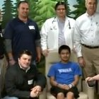 John Smith, rodeado de su familiares y del equipo médico que le trató.