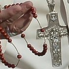 Un rosario en las manos de Francisco, quien, como todos los Papas, es un gran apóstol de esta devoción.