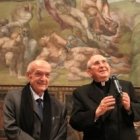 Antonio Paolucci y el cardenal Vallini en la Capilla Sixtina