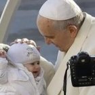 El Papa Francisco aprovecha las audiencias de los miércoles para saludar a niños y familias de peregrinos