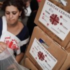 Una voluntaria con materiales de Cáritas Líbano para los refugiados