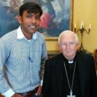 El joven católico pakistaní Joseph Anwar con el cardenal Cañizares