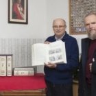 Como se ve, la Biblia manuscrita ocupa cinco gruesos tomos - diez mil personas participaron en turnos de media hora