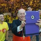 El cardenal Cipriani, primado de Perú, se hace una foto selfie con los voluntarios provida