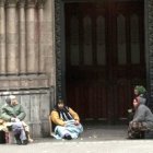 Dar limosna a los mendigos de la puerta del templo no ayuda de verdad, y hasta perjudica - es mejor canalizar a través de Cáritas y organizaciones eficaces