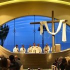 El impresionante altar de la iglesia Duc in Altum, en Magdala Center, con el labo Tiberíades visible al fondo.